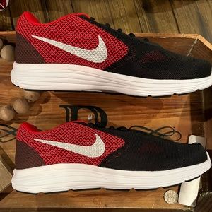 Men’s Nike Revolution 3. Size 9.5 W